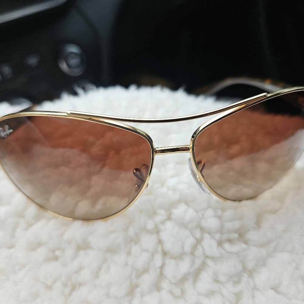 Women’s polarized Ray-ban aviator sunglasses